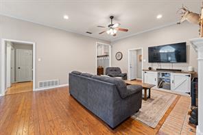 1618 Hyde Park Boulevard - Photo 8