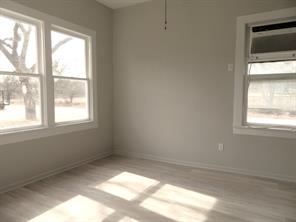 911 W Liveoak Street - Photo 12