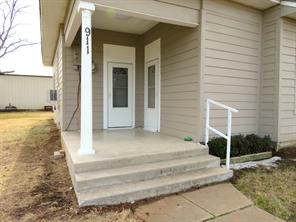 911 W Liveoak Street - Photo 2